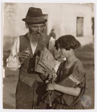 Jewish carpenter with his granddaughter. Photo by Alter Katsizne