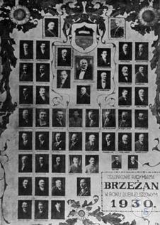 Members of the municipal council in 1930. The 16 Jews are concentrated on the right side