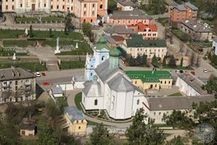 Николаевский собор - это отобранный в 1832 г. у католиков монастырь францисканцев, основанный в 1606 году
