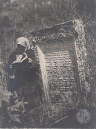 A well-known woman in Kremenets named Golda reads psalms in the cemetery. Photo by Henryk Hermanowicz