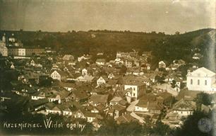 Kremenets, a postcard of the beginning of the 20th century. The synagogue is visible to the right