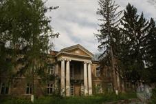 Бывший дворец выкреста барона Бруницкого, находится в парке в начале ул. Бандеры