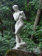 Мраморная скульптура в парке