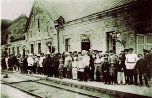 Жмеринчане возле старого вокзала. Возможно, это встреча императора в 1904 г.