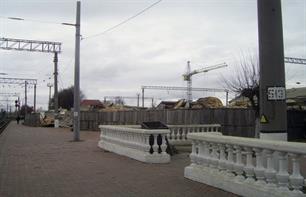 За деревянным забором - остатки разобранного клуба. Фото questrum, 2010