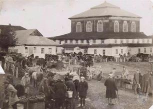 Before the synagogue, 1920s. Photo by Alter Kacizne