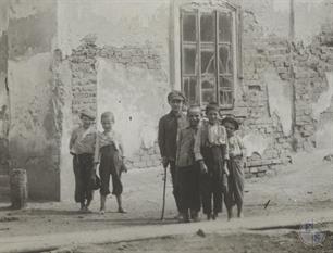 Children in front of the synagogue, fragment of the photo