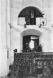 Old man with children in the synagogue