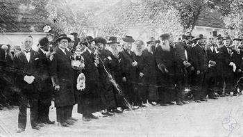 Jewish dignitaries gathered for the arrival of Polish President Ignacy Mościcki, 1929. Among those present are the Pruzhany rabbi (the man with fur hat and white beard), the director of the yeshiva, Yidul Sofer Friedman (with farmer’s cap and white beard; great-grandfather of Rabbi Yaacov Friedman), Rabbi Nakhum Moyshle Tverski (with hand to this chest), Efraim Dayan (next to Tverski), the Turiisk rebbe Velvele (next to Dayan)