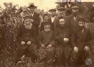 Groupe of Jews in Lokachi, before World War II