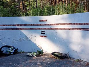 Holocaust memorial in Porokhovnya forest near Radyvyliv, 2021