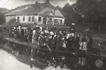 Uscilug. A gathering around Rosh Hashanah at the Lug River, for the observance of the tashlich ritual, 1920s-1930s