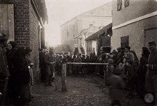 The line for flour near the synagogue, 1917