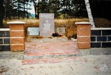 Mass grave and memorial in Dubrovytsya, 2002