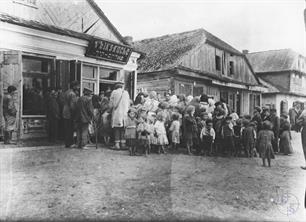 The queue for free food in Beit Temhui in Luboml, 1917. The inscription on the sign says: “Folks Kih” (Yiddish: Ffolk Cuisine).