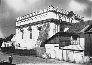 Great synagogue in Luboml, the beginning of the 20th century. Words on Hebrew are visible over the windows