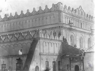 Boys sit on the roof of the synagogue