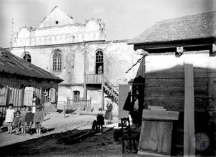 Children before the Synagogue, 1930s