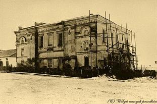 The synagogue was built in 1713, destroyed in 1944