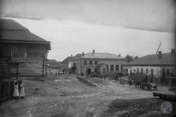 Olyka. the synagogue is visible on the left. On the right on the background - Beit-midrash. 1913