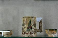 Посуда с ивритскими надписями в музее
