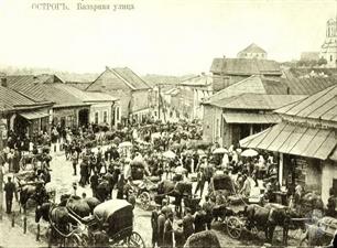 Market street. On the right in the background is a synagogue. Postcard