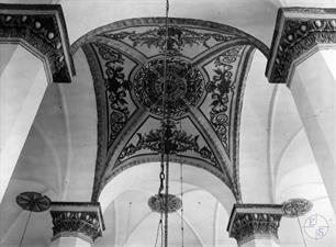 Bimah dome. The chain is visible in the center on which the core hangs. Photo by Shimon Zaychik