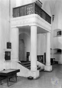 Entrance to the synagogue, view from the inside