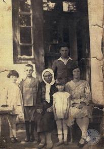Иделька Антварг, его мать Бейла и дети Шмуэль, Ривка, Шломо. Трохимброд, 1925