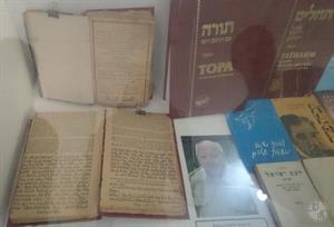 Еврейские книги вверх ногами - в украинских музеях не редкость)