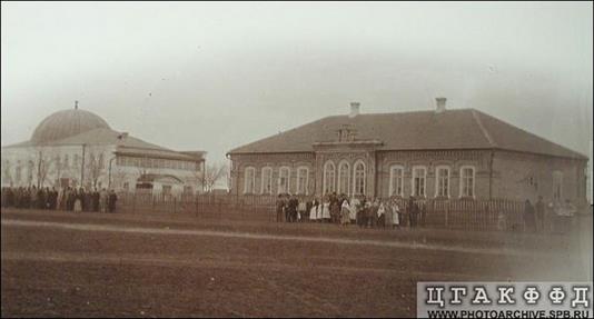 Синагога (слева) и школа в колонии Затишье, 1904