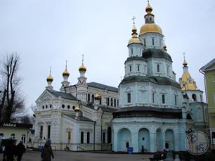 Покровский собор, 1689 год, украинское барокко. Сзади - Озерянская церковь