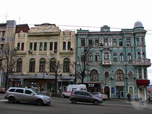 Азовско-Донской коммерческий банк (слева), архитектор Бекетов. Справа - дом Успенского собора