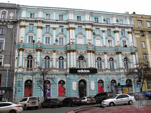 Магазин скобяных изделий товарищества "Пономарев и Рыжов". Здесь также надстроены 2 этажа