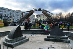 Памятник влюбленным на площади Архитекторов