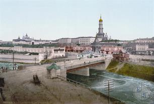Лопаньский мост и Сергиевская площадь. Слева Покровский монастырь, по центру - Успенский собор