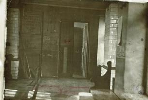 Надпись на табличке: "Завершено строительство бейт-мидраша Тальне Давидом сыном Хаима-Зеева Аграновича в 1913 году"