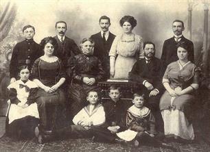 Семья Каракиса в Балте, 1911. Иосиф на полу в центре