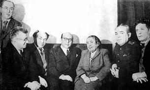 Еврейский антифашистский комитет. Ицик Фефер слева