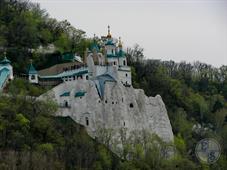 Николаевская церковь на вершине скалы