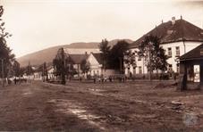 Великий Березный, центр. улица в 1920-х гг. За деревьями видна синагога