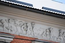Горельефы на здании биржи. Фото Сергій Криниця, Википедия