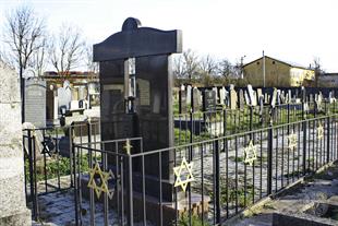 Мемориал на братской могиле жертв Холокоста
