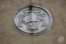 Герб епископа Баркоци из Эгера на стене костела