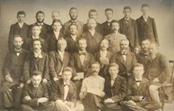 Члены кружка "Бней цион", Бердичев, 1900. Во втором снизу ряду третий слева - Марк Варшавский, пятый - Шолом-Алейхем