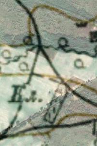 Наложение карты 1930-х годов на современный спутниковый спимок. Видно, как дорога проходит через территорию кладбища