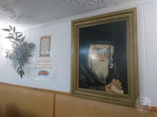 Интересно, что вместо привычных для Украины портретов Хабадских лидеров здесь на стенах красуются раввины Саттмара