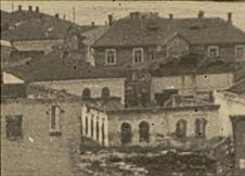 Синагога. На переднем плане, вероятно, разрушенный бейт-мидраш. Фото территории гетто, 1942 год