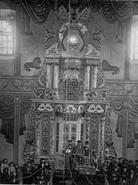 Арон Кодеш в синагоге, фото экспедиции Ан-ского